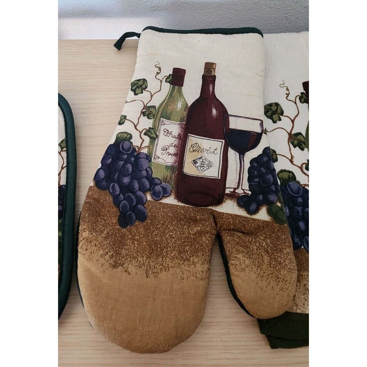 Kitchen Towel 5 Piece Set Green Wine  2 Towels,  2 Pot Holders, 1 Oven Mitt