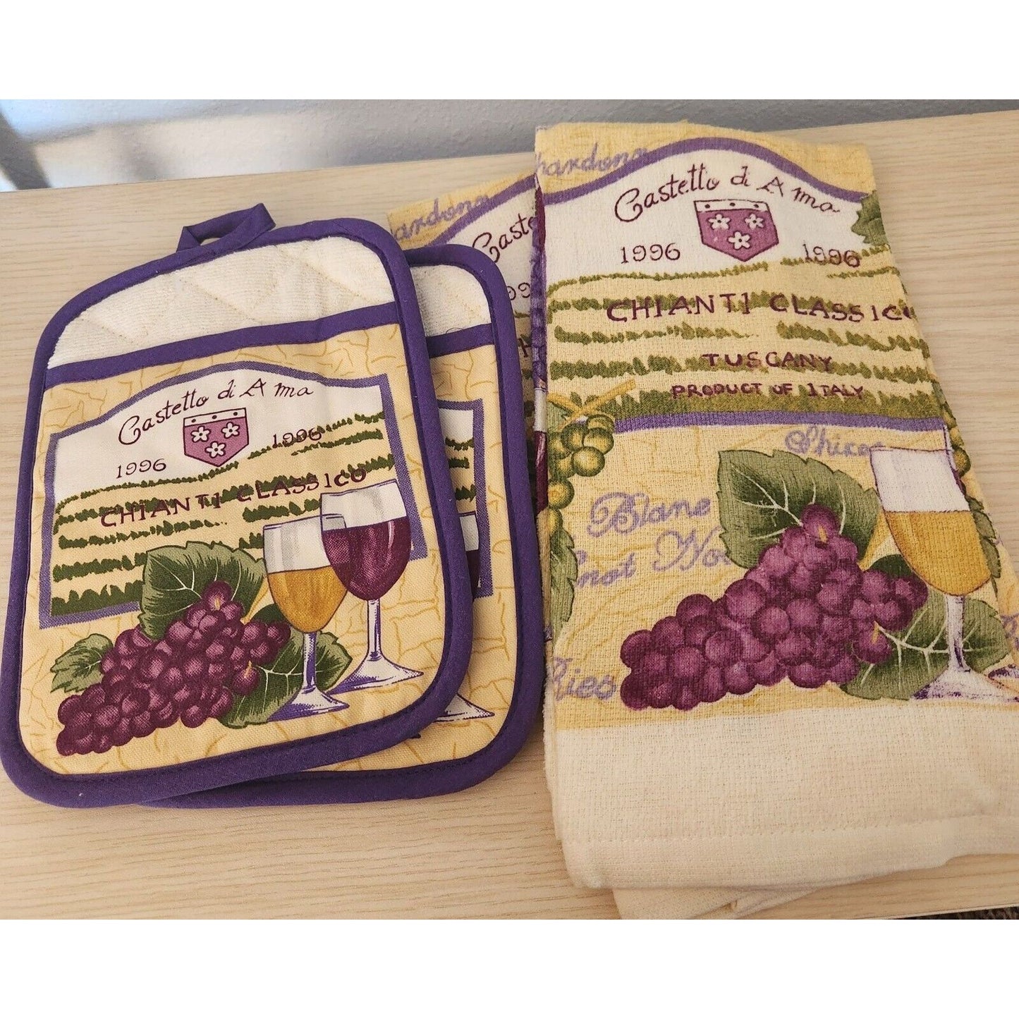 Kitchen Towel 4 Piece Set Castetto di Ama  2 Towels,  2 Pot Holders