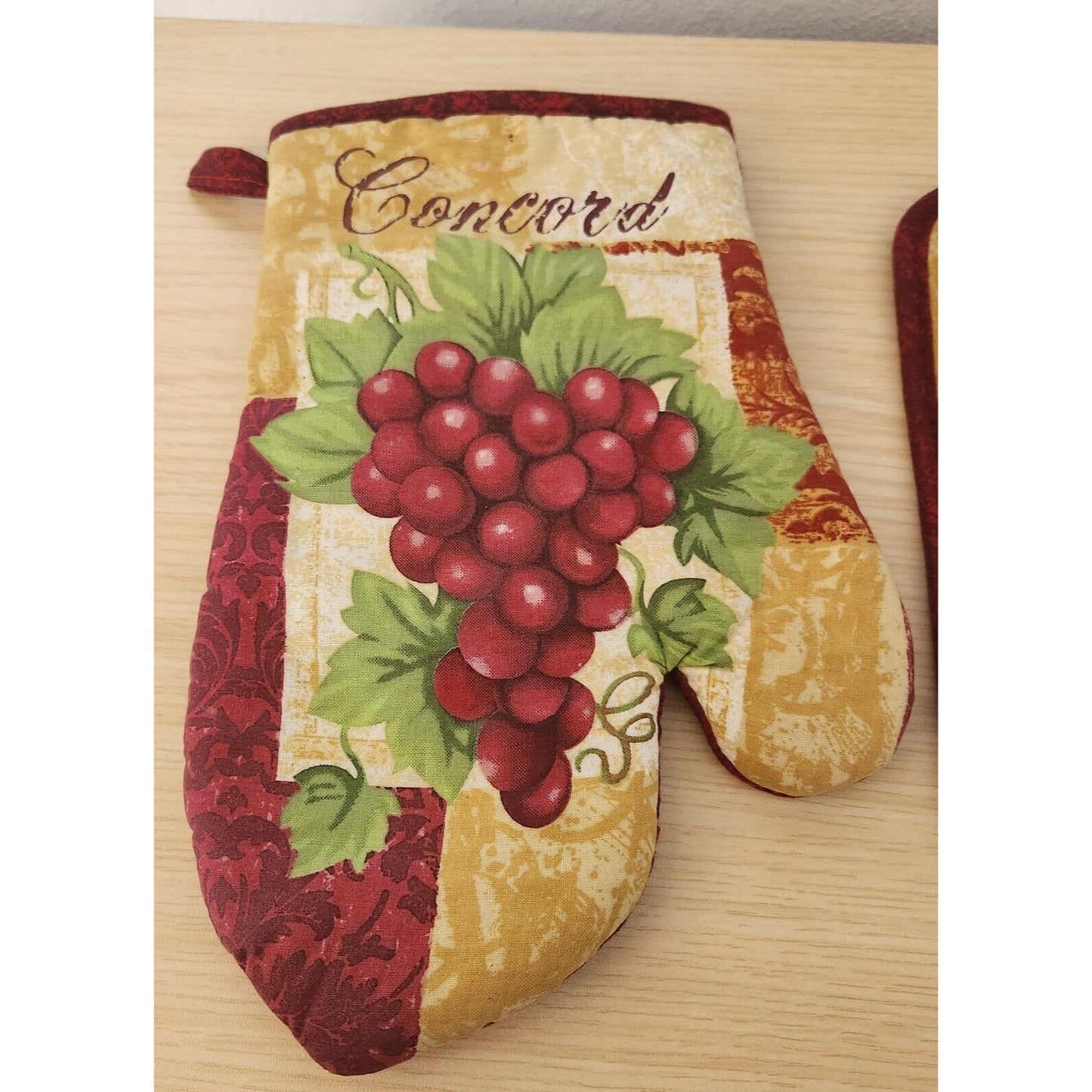 Kitchen Towel 2 Piece Set Concord Grape 1 Pot Holders, 1 Oven Mitt