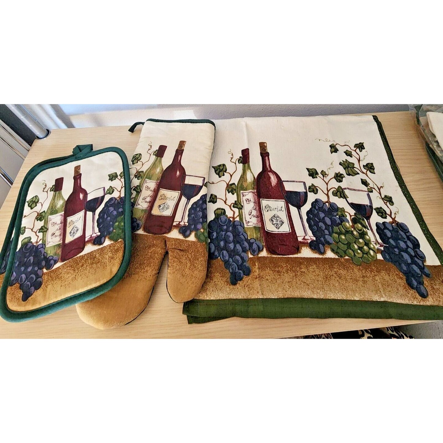Kitchen Towel 5 Piece Set Green Wine  2 Towels,  2 Pot Holders, 1 Oven Mitt