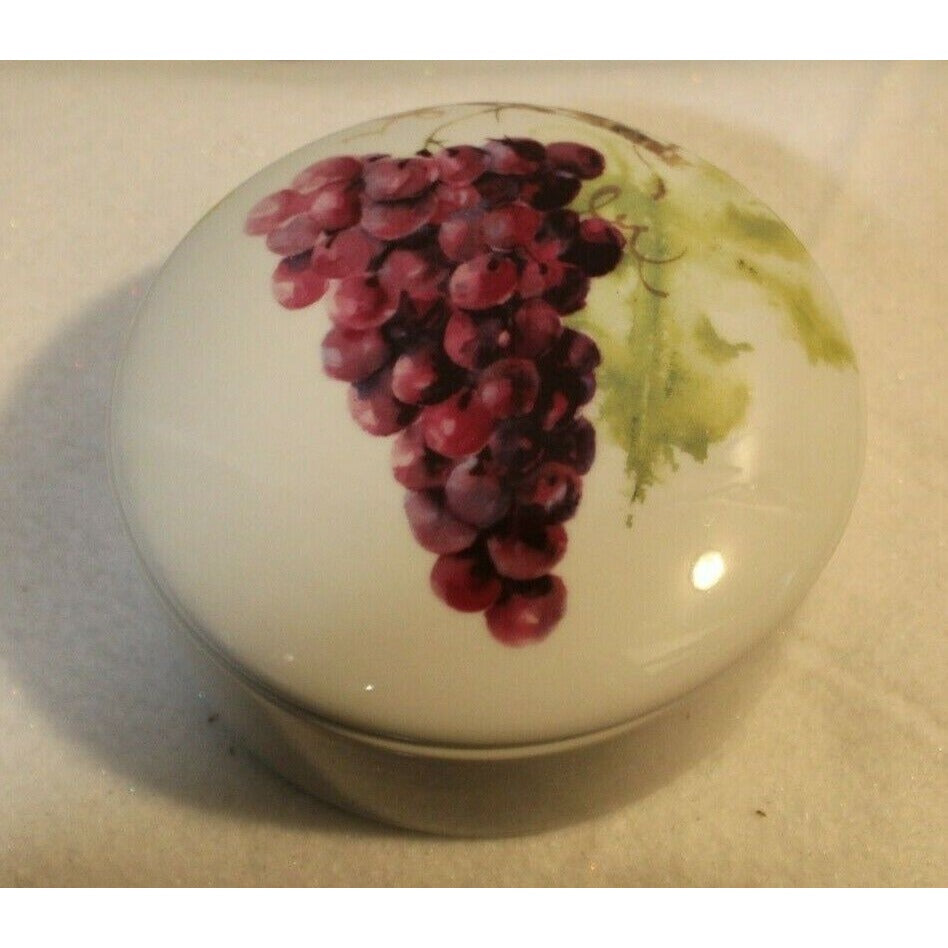 Covered Bowl Grape Cluster on Lid Gourmet Village Round 5" Wide 1 1/2" Tall Bowl