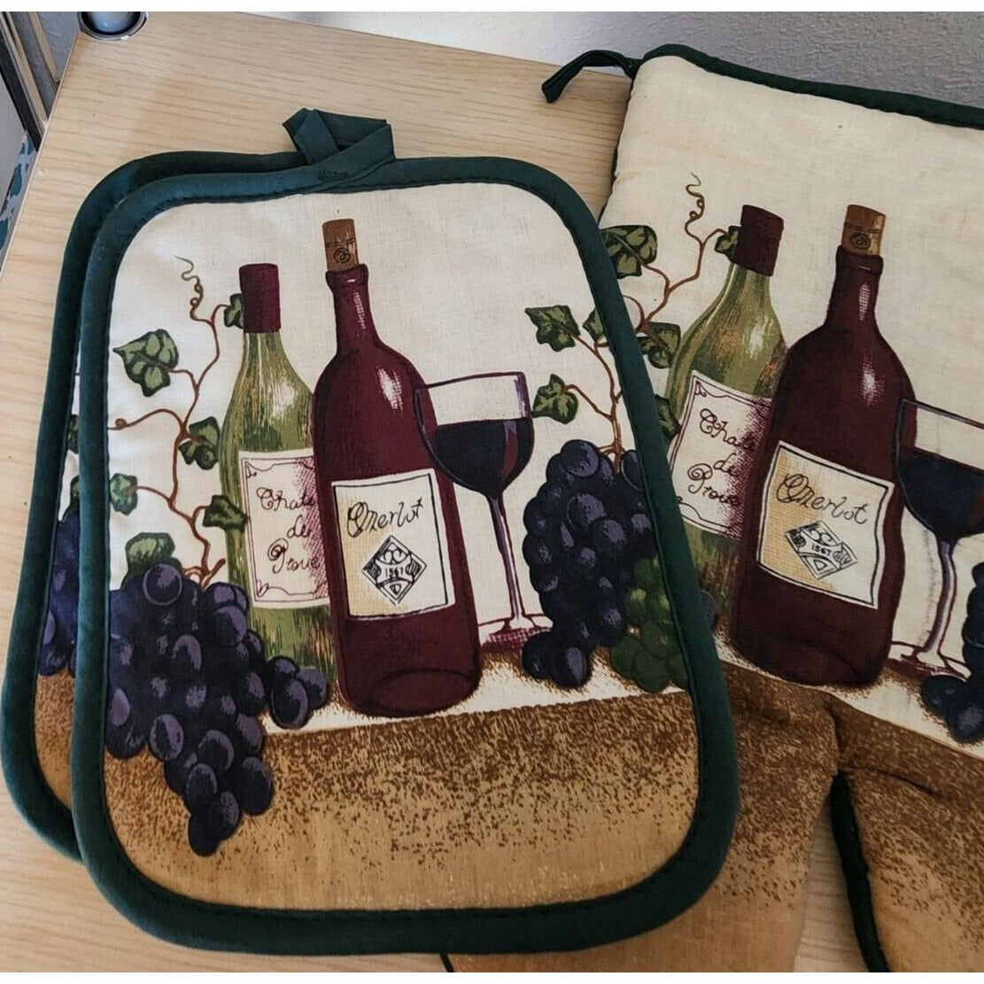 Kitchen Towel 5 Piece Set Green Wine  2 Towels,  2 Pot Holders, 1 Oven Mitt