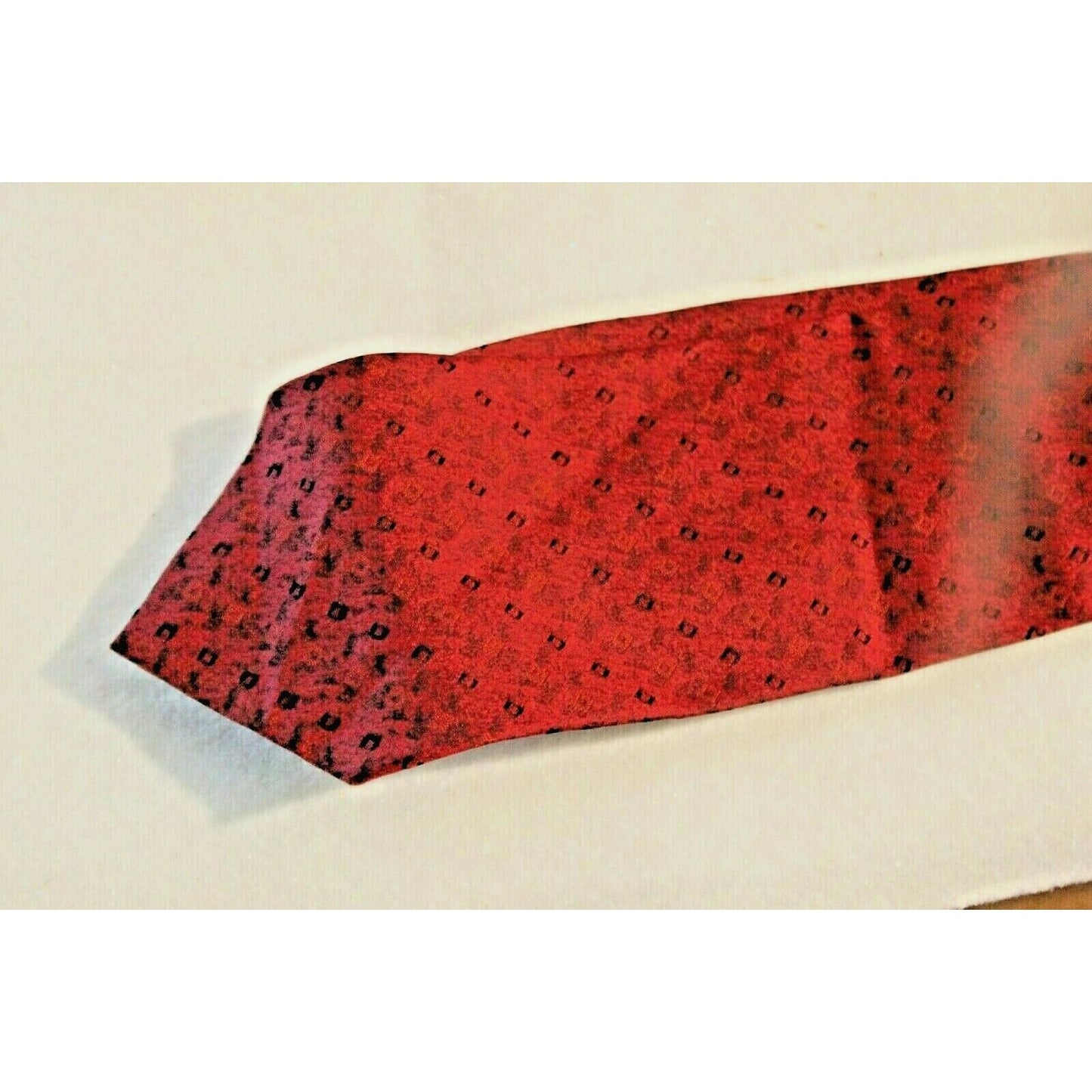 Tie Men's Red Black Geometric 100 % Silk 55" x 4" Made in Korea
