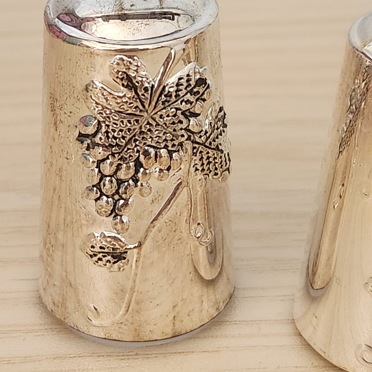 Silver 2 ' Tall Salt & Pepper Shaker 1" wide Bottom Grape Design Silver Tray New
