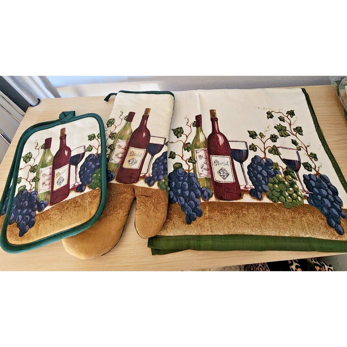 Kitchen Towel 5 Piece Set Green Wine  2 Towels,  2 Pot Holders, 1 Oven Mitt