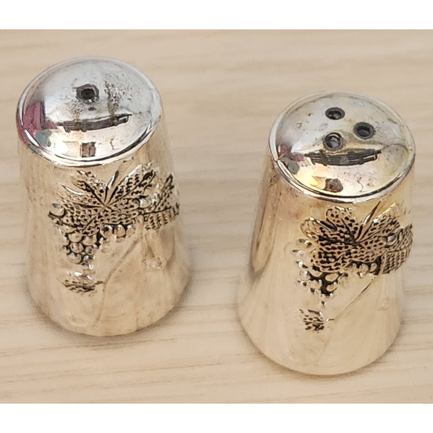 Silver 2 ' Tall Salt & Pepper Shaker 1" wide Bottom Grape Design Silver Tray New