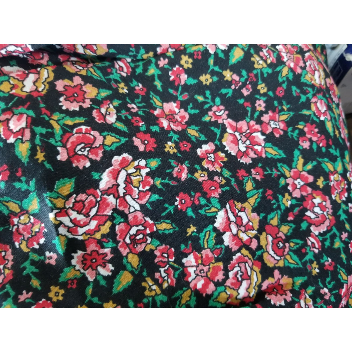 Material Black White Red Pink Green Leaves Cotton Flowers Red White 48 " x 36"