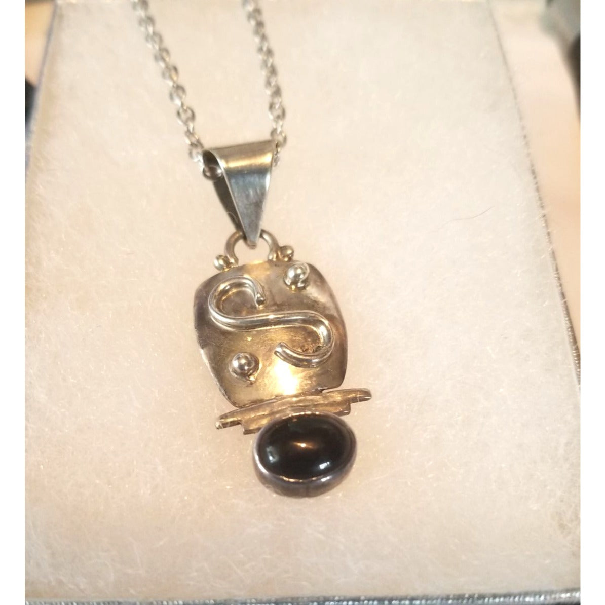 Necklace Silver Onyx Triangle 6.5 gr 32.5 ct 4 cm x 3 cm 16" chain Onyx