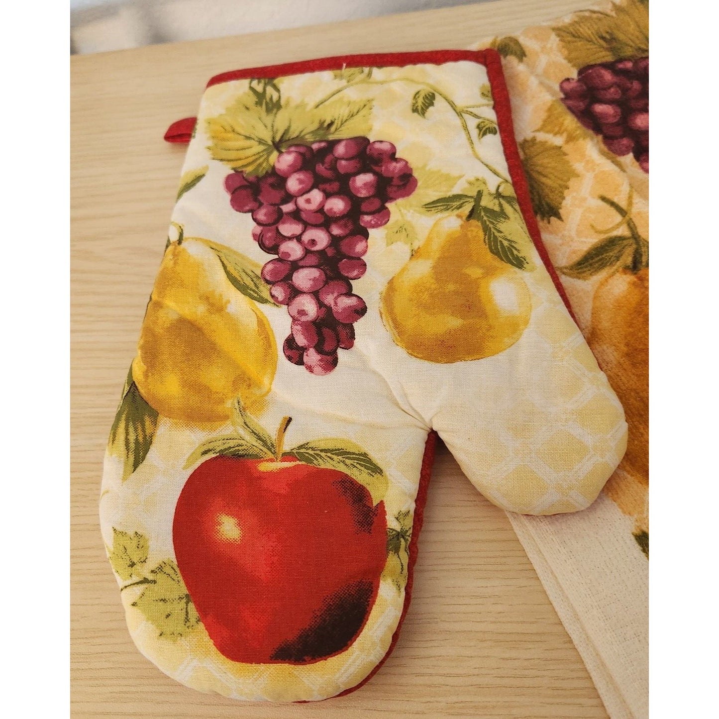 Kitchen Towel 4 Piece Set Fruit Grape 2 Towels 1 Pot Holders, 1 Oven Mitt