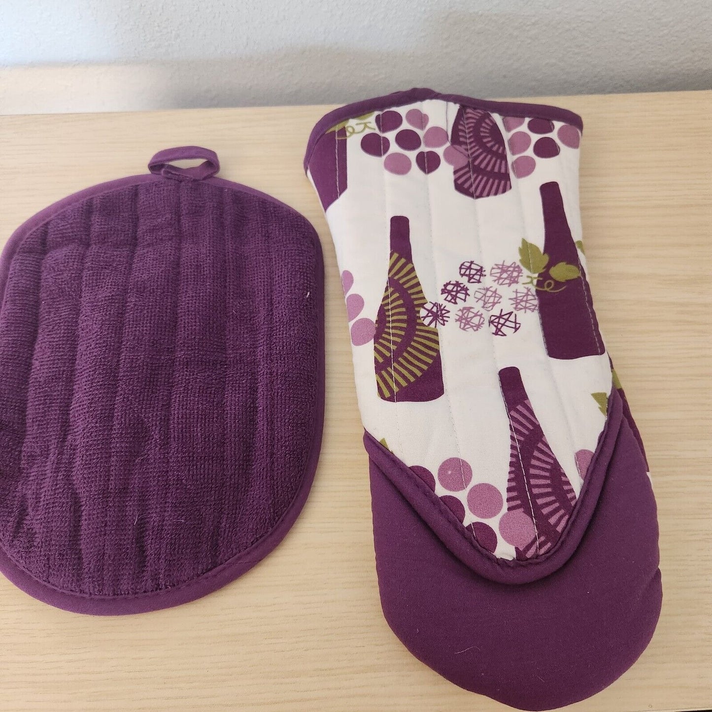 Kitchen Towel 2 Piece Set Merlot   1 Pot Holders, 1 Oven Mitt