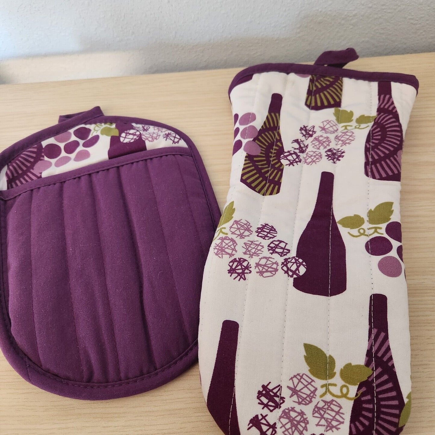 Kitchen Towel 2 Piece Set Merlot   1 Pot Holders, 1 Oven Mitt