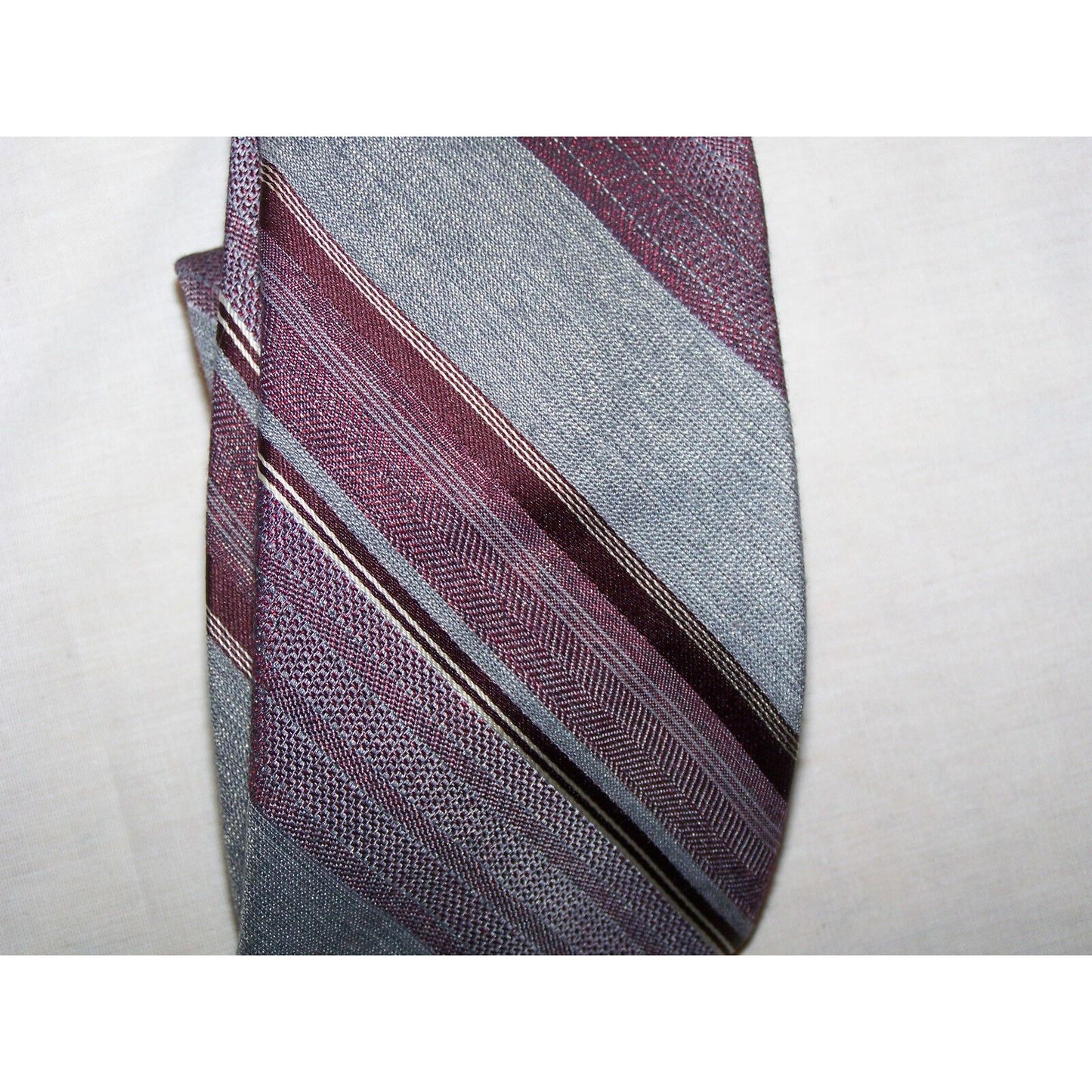 Tie Grey White Red Striped Brittsport by Brittania RN 13388 57  1/2 " L   3 " W