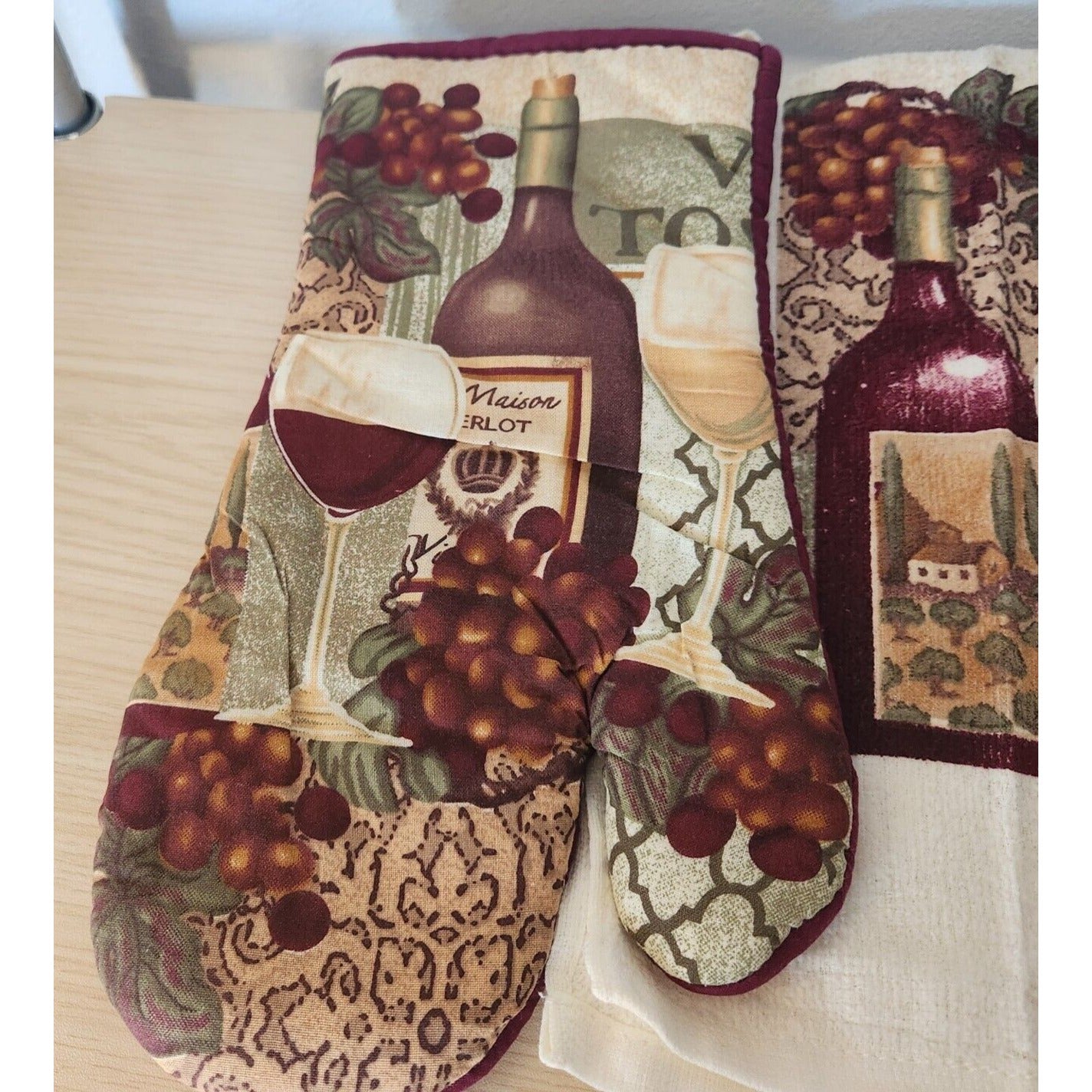 Kitchen  7 Piece Set Vineyard Wine  2 Towels 2 Pot Holders, 1 Oven Mitt  2 Cloth