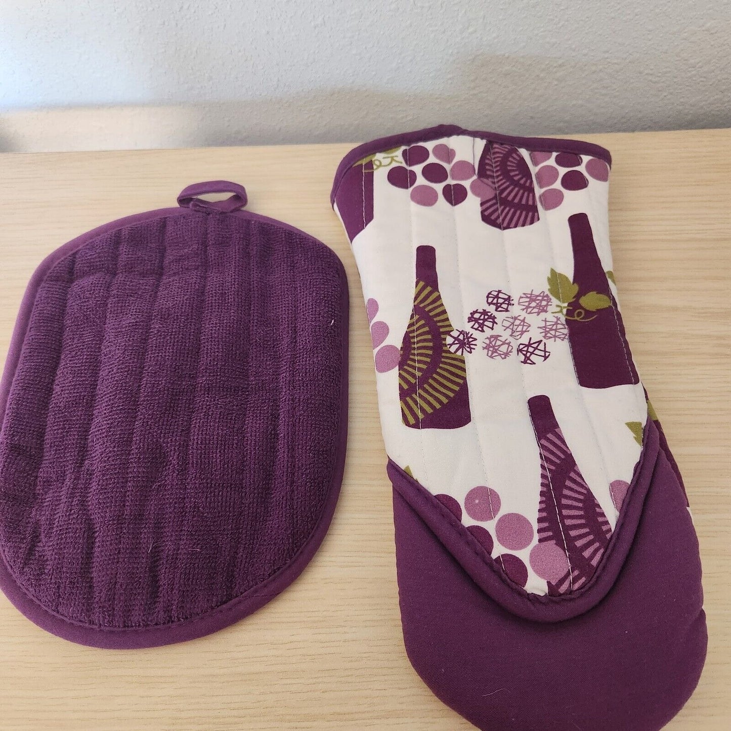 Kitchen Towel 2 Piece Set Merlot   1 Pot Holders, 1 Oven Mitt