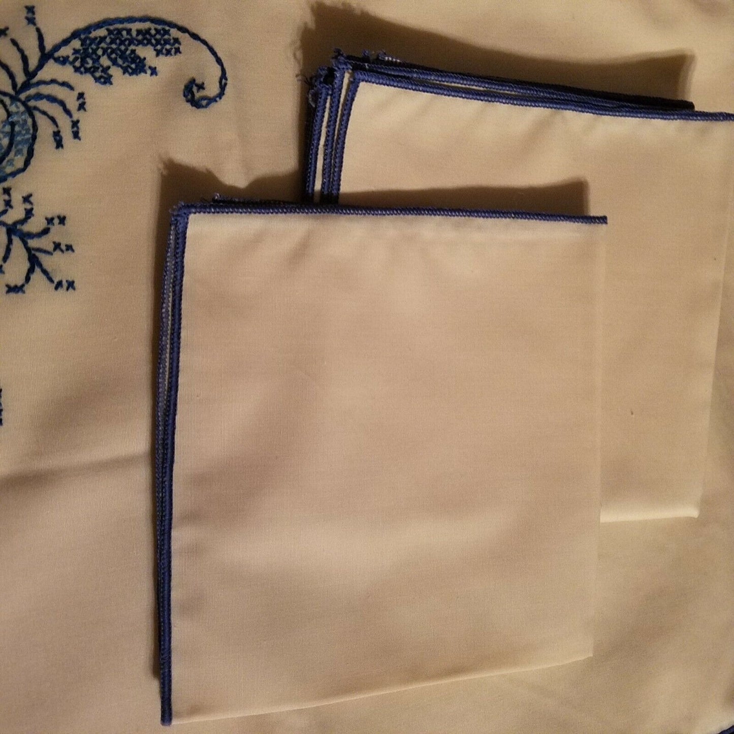 Cloth Placemat Cream 12 x 16 Embroidered Corner & Napkins 12 x 12 Set of 4