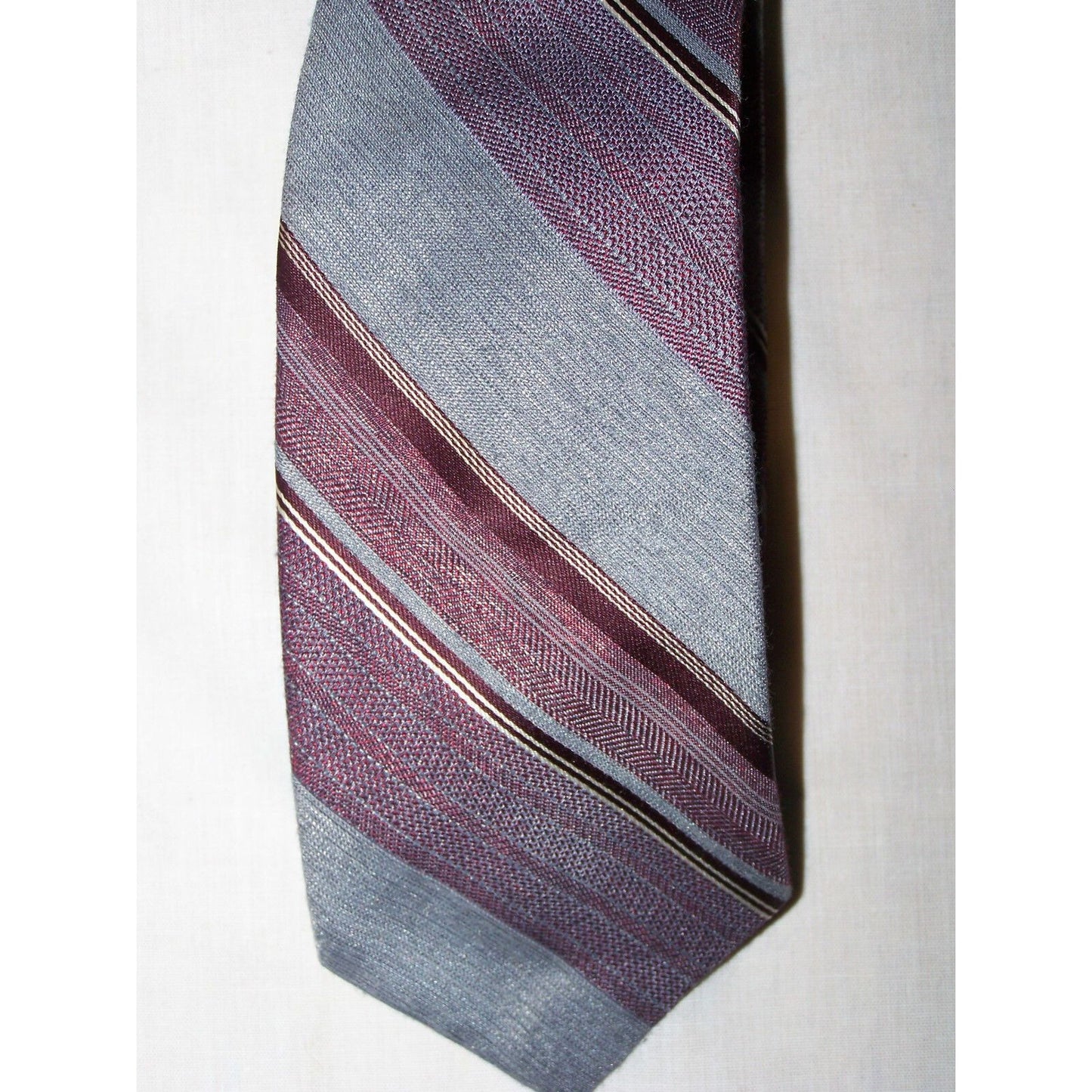 Tie Grey White Red Striped Brittsport by Brittania RN 13388 57  1/2 " L   3 " W