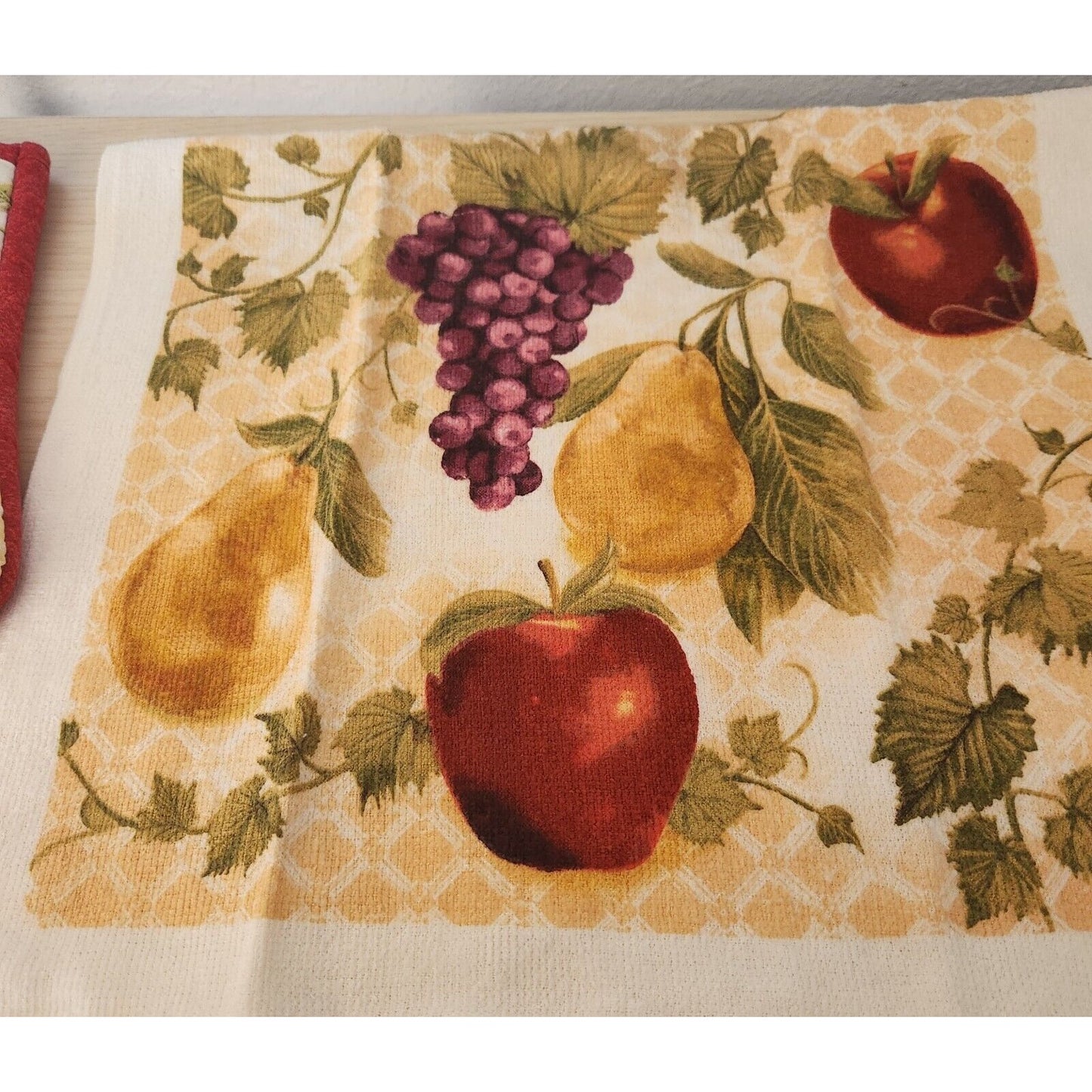 Kitchen Towel 4 Piece Set Fruit Grape 2 Towels 1 Pot Holders, 1 Oven Mitt