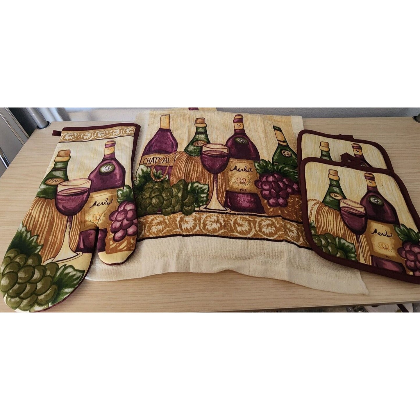 Kitchen Towel 5 Piece Set Merlot 2   2 Towels  2 Pot Holders, 1 Oven Mitt