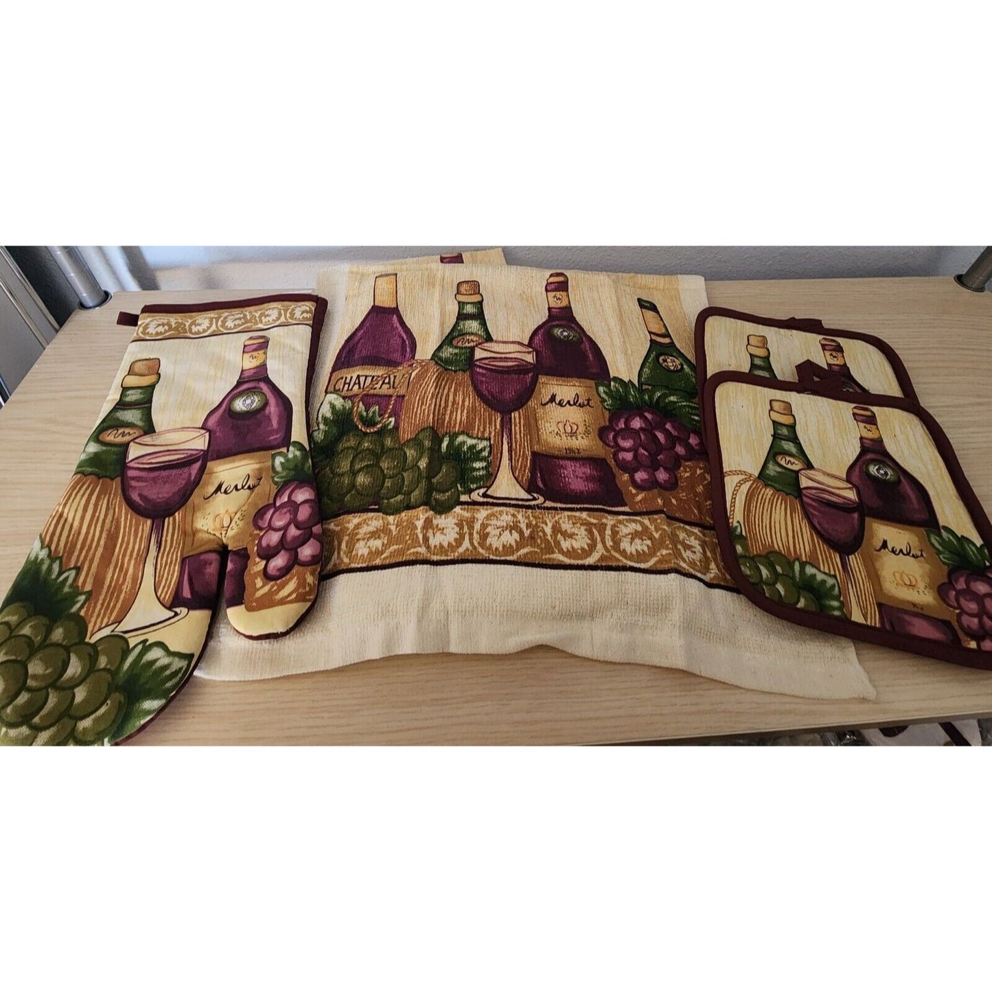 Kitchen Towel 5 Piece Set Merlot 2   2 Towels  2 Pot Holders, 1 Oven Mitt