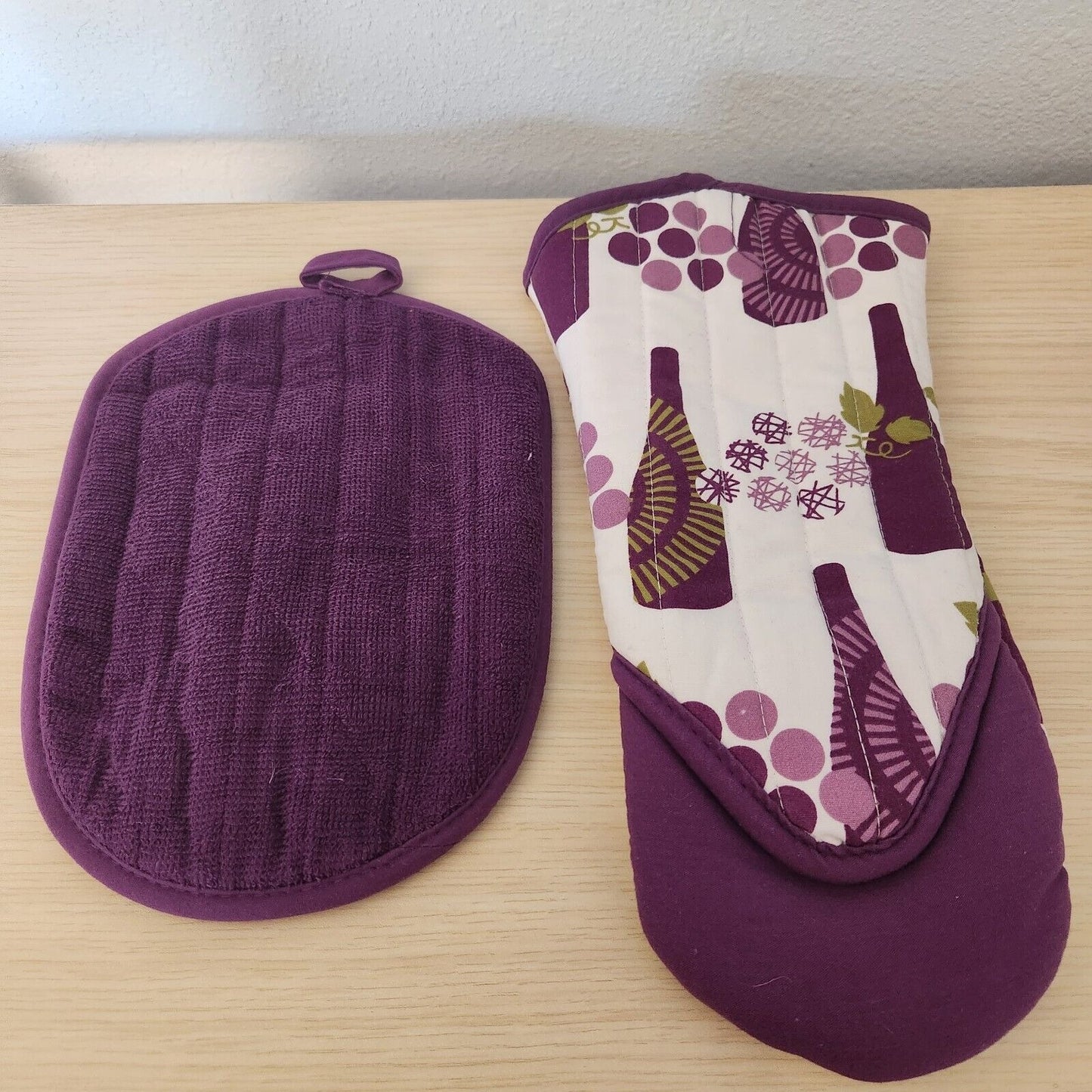 Kitchen Towel 2 Piece Set Merlot   1 Pot Holders, 1 Oven Mitt