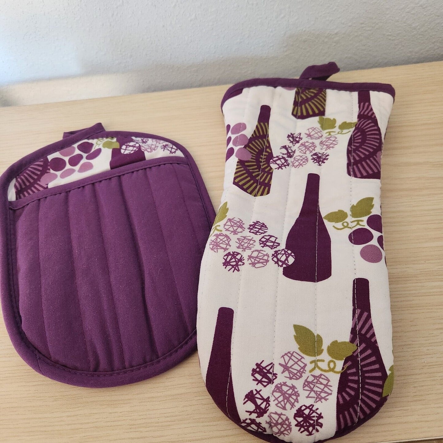 Kitchen Towel 2 Piece Set Merlot   1 Pot Holders, 1 Oven Mitt