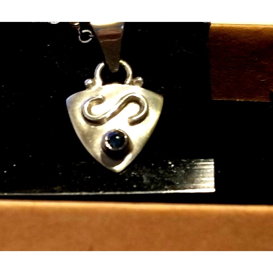 Necklace Silver Topaz Triangle  4. gr 20 ct  1.5 cm  x 2.5 cm  14" chain Blue