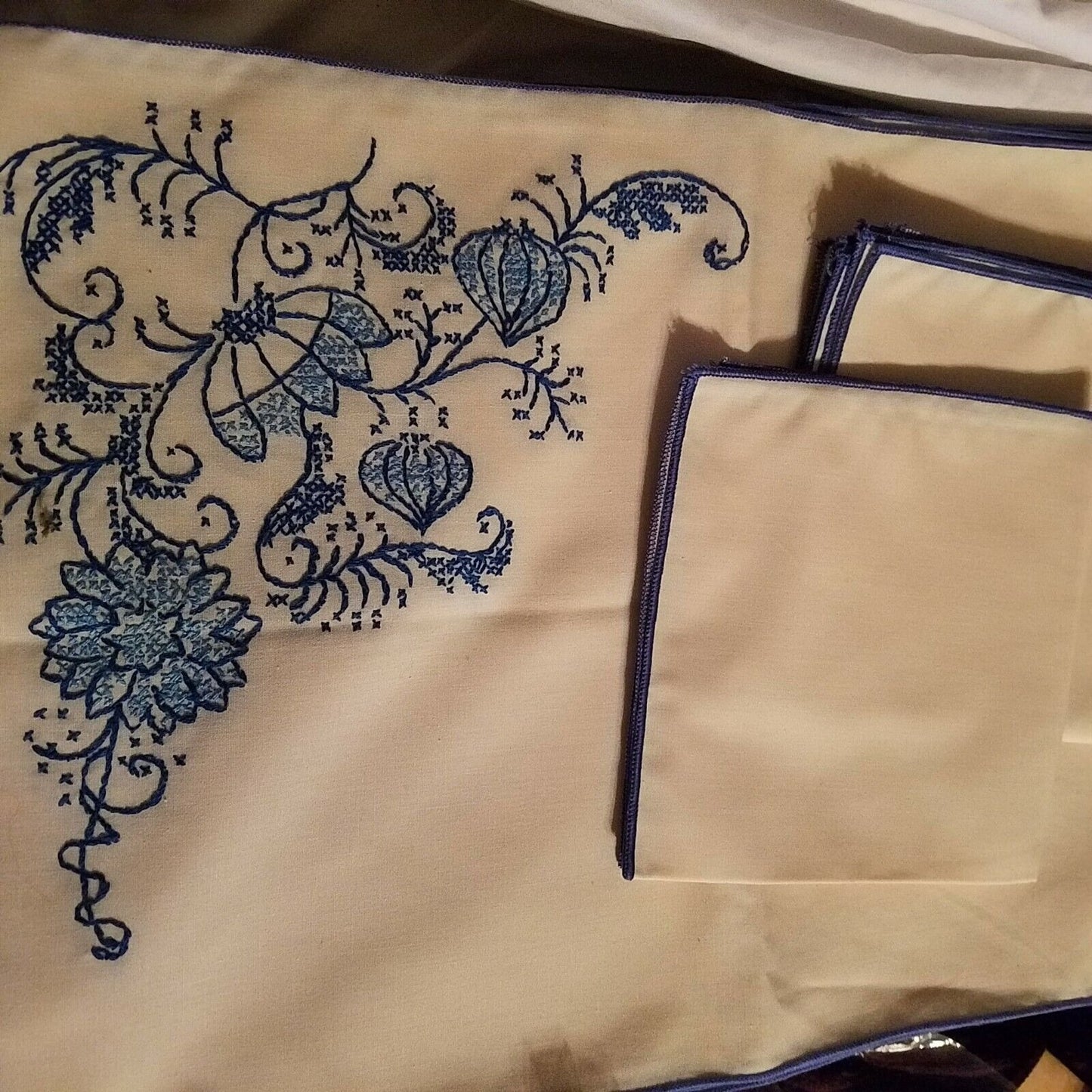 Cloth Placemat Cream 12 x 16 Embroidered Corner & Napkins 12 x 12 Set of 4