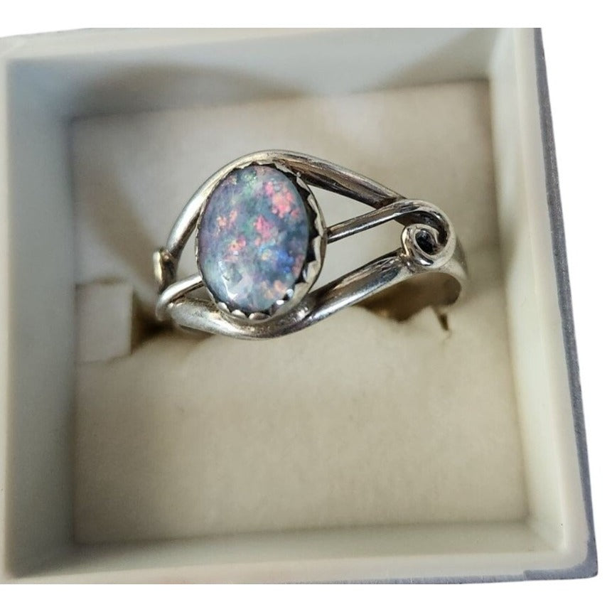 Ring Australian Opal  Red Blue Green  Size 91/2  3 gr 1.5 cm x 1 cm Opal 15 mm x 10 mm  Jerry Fran Harr