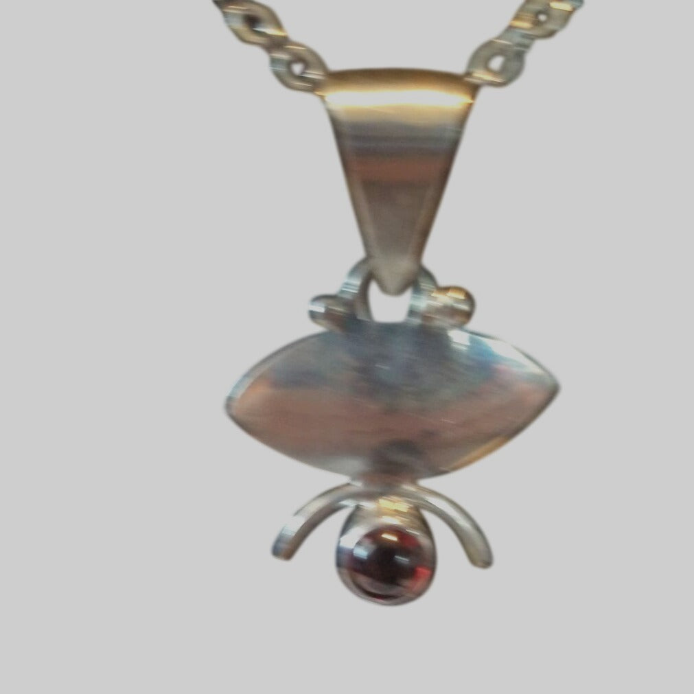 Necklace Silver Garnet  Oval  4.3 gr 21.5 ct  2 cm  x 2.5 cm  14" chain