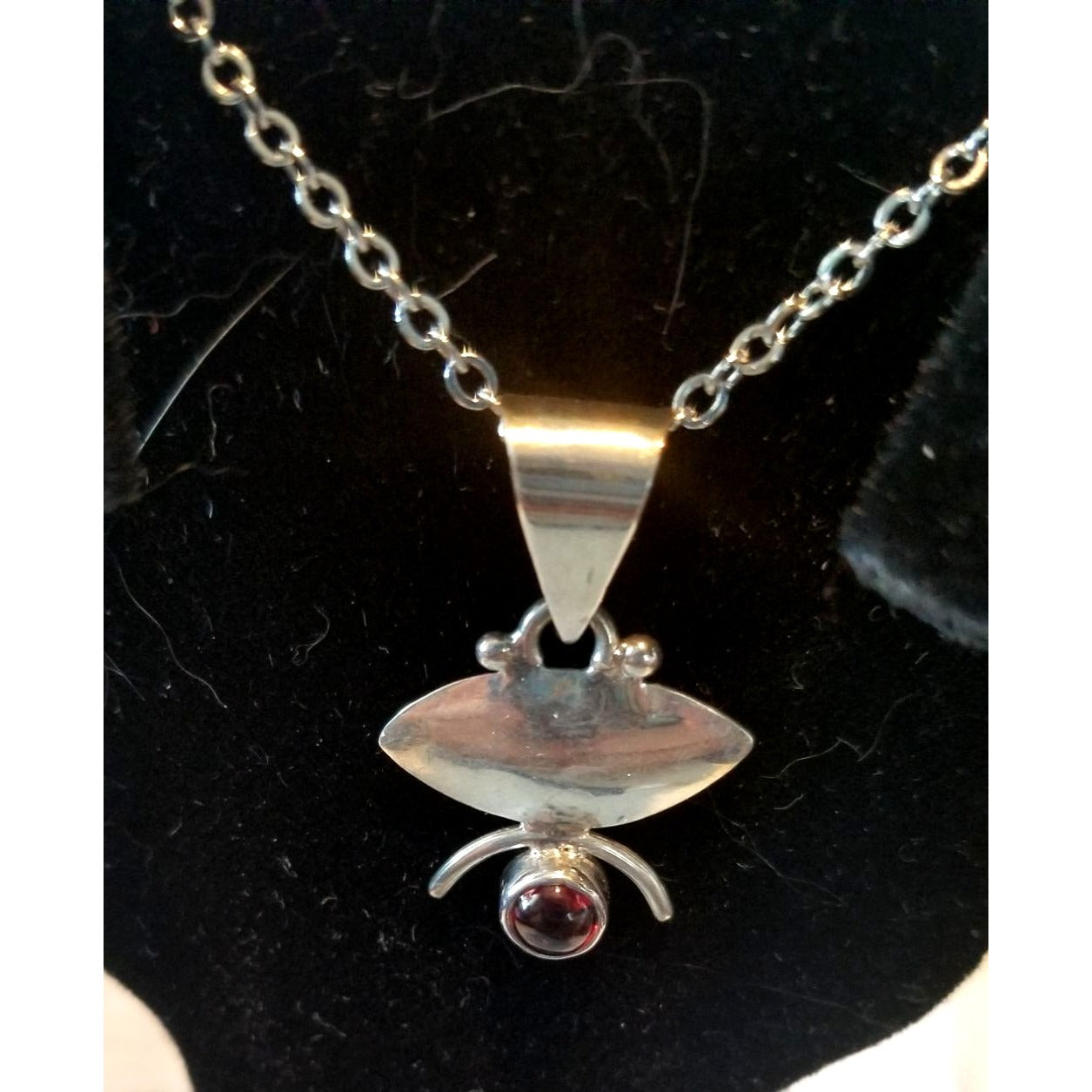 Necklace Silver Garnet  Oval  4.3 gr 21.5 ct  2 cm  x 2.5 cm  14" chain