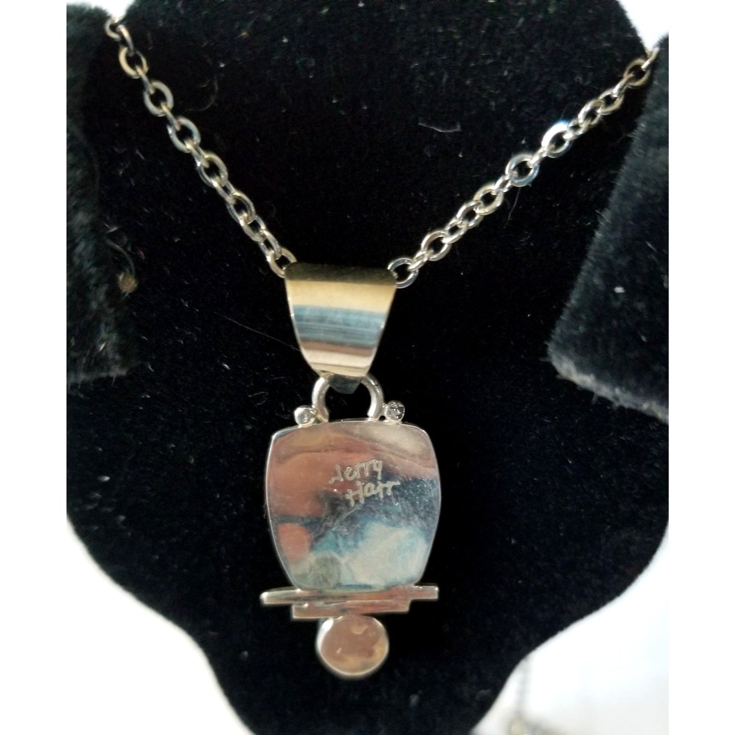 Necklace Silver Amber Triangle   5.7  gr 28.5 ct  1.5 cm  x  4 cm  16" chain Amber