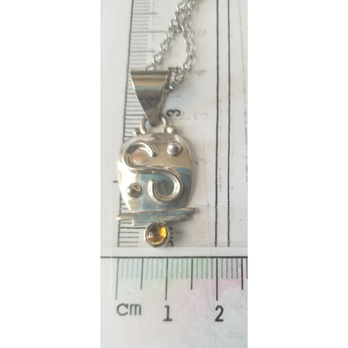 Necklace Silver Amber Triangle   5.7  gr 28.5 ct  1.5 cm  x  4 cm  16" chain Amber