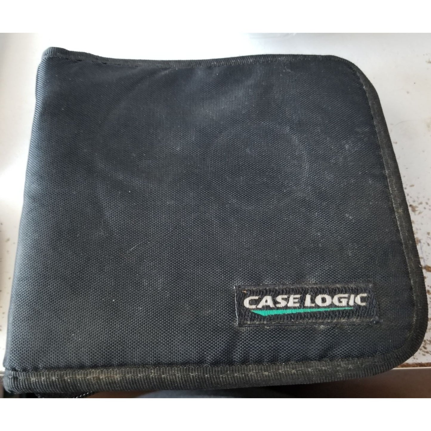 Case Logic 12-Capacity CD Visor This black nylon case is designed to fit on a car's sun viso