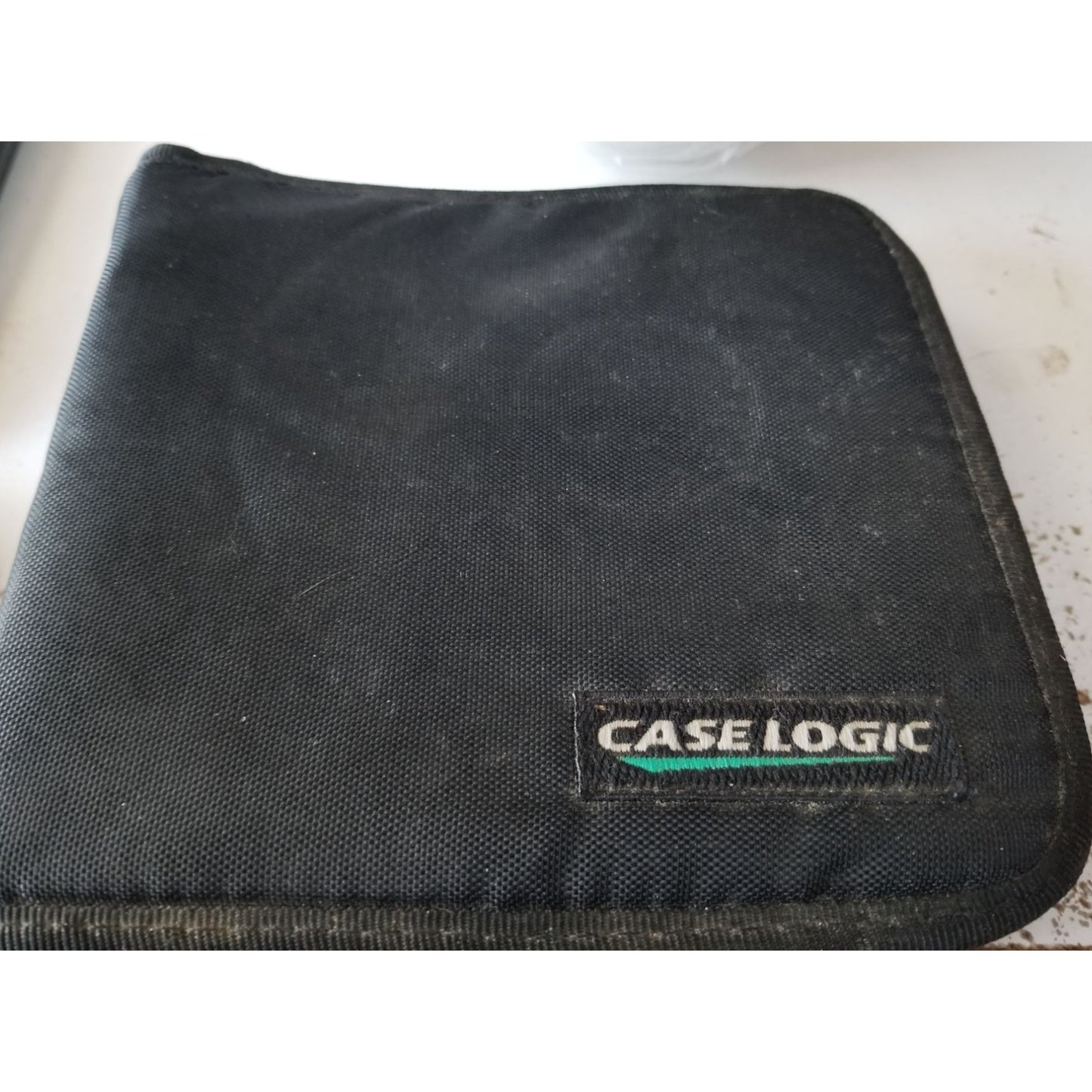 Case Logic 12-Capacity CD Visor This black nylon case is designed to fit on a car's sun viso