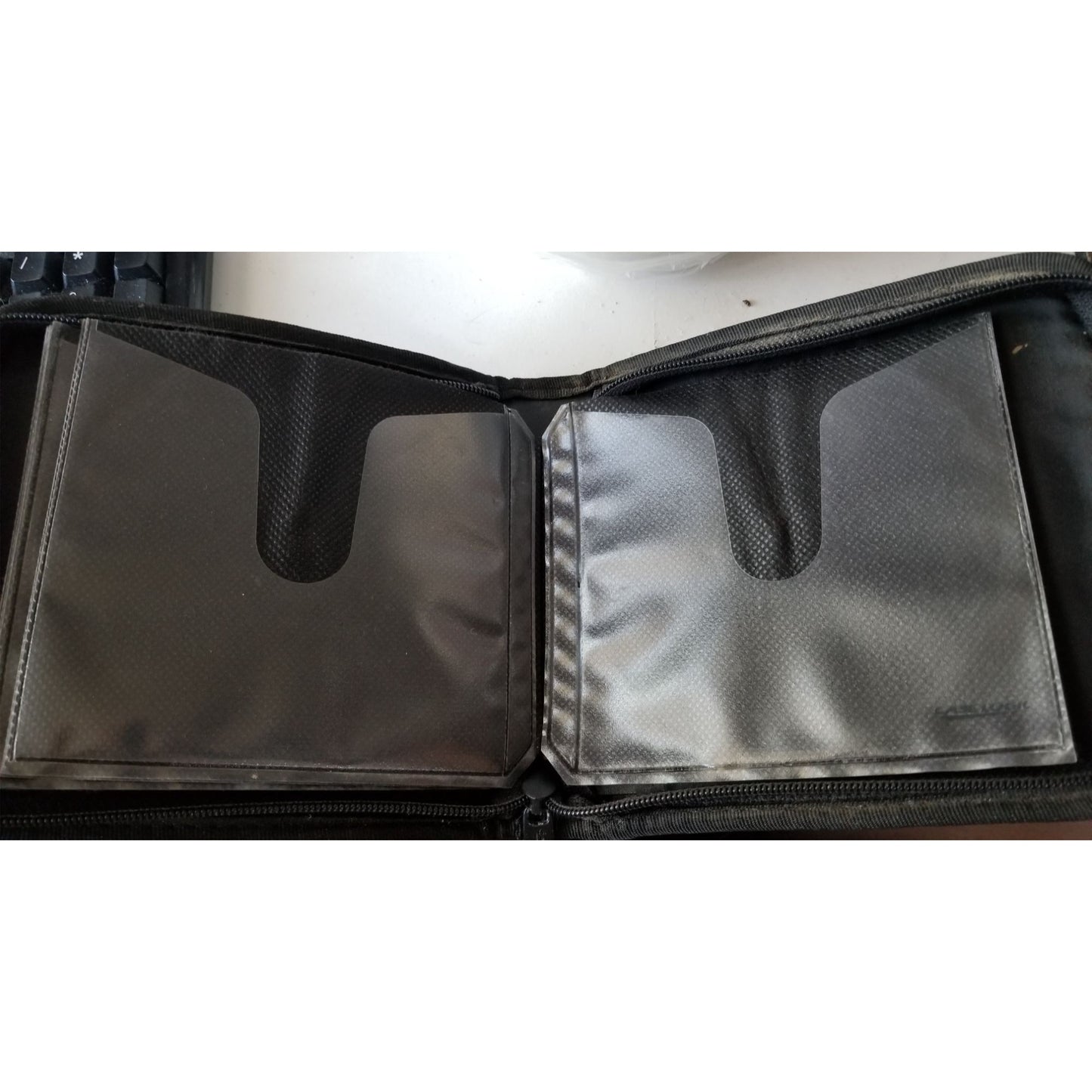 Case Logic 12-Capacity CD Visor This black nylon case is designed to fit on a car's sun viso