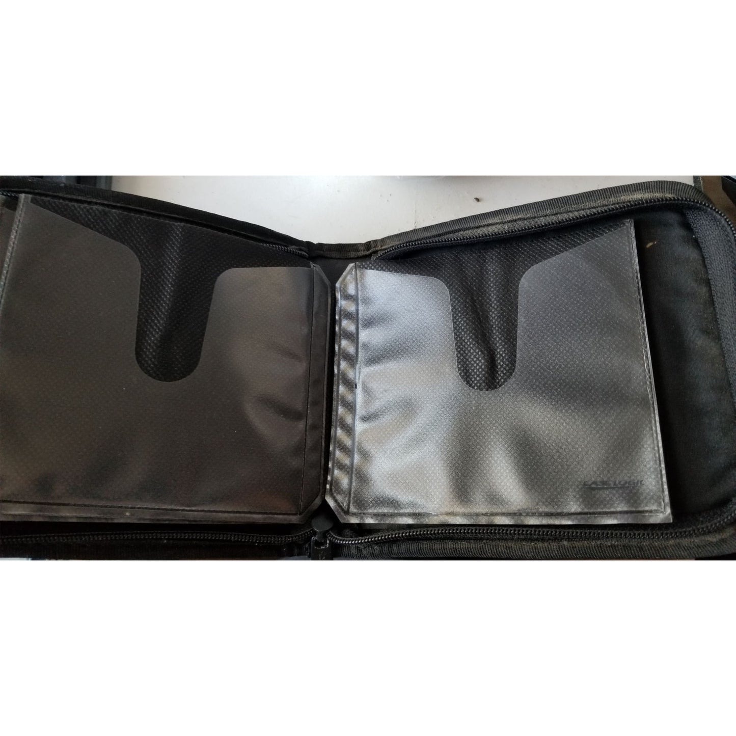 Case Logic 12-Capacity CD Visor This black nylon case is designed to fit on a car's sun viso
