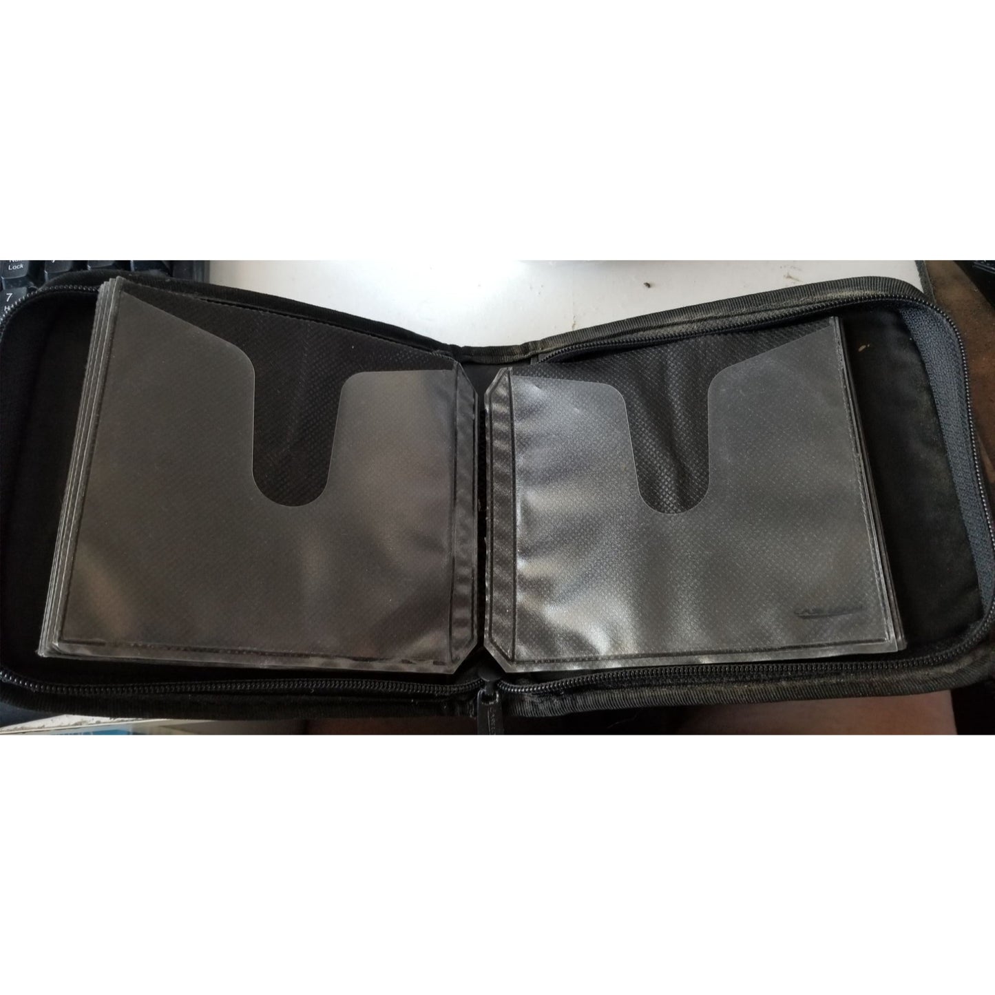 Case Logic 12-Capacity CD Visor This black nylon case is designed to fit on a car's sun viso