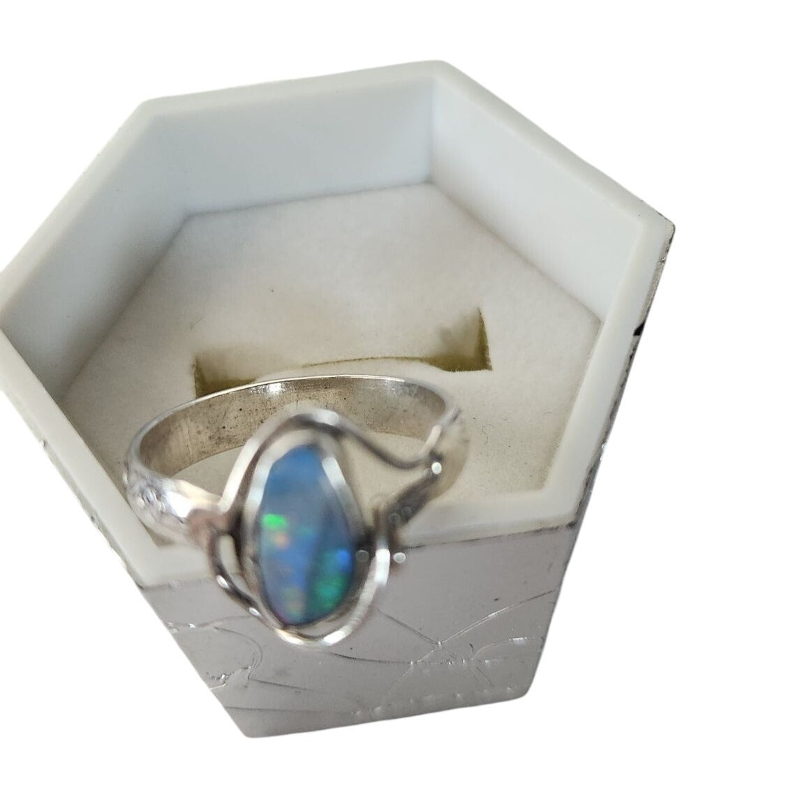 Ring Australian Opal Blue Green Red  Size 61/2  3.1gr 1.5 cm x 1 cm Opal 1 cm x 0.5 cm  Jerry Fran Harr  R00005