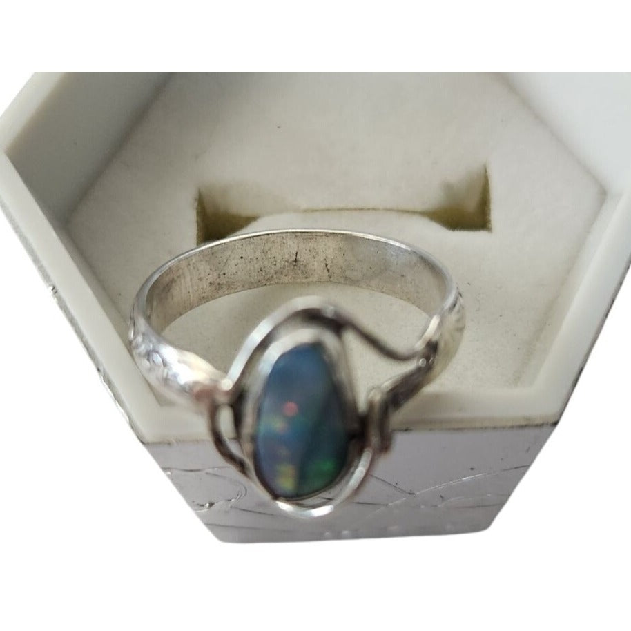 Ring Australian Opal Blue Green Red  Size 61/2  3.1gr 1.5 cm x 1 cm Opal 1 cm x 0.5 cm  Jerry Fran Harr  R00005