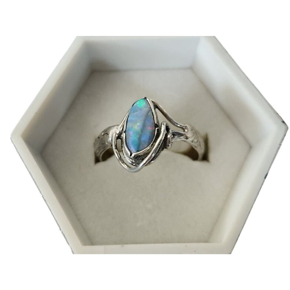 Ring Australian Opal Blue Green Red  Size 61/2  3.1gr 1.5 cm x 1 cm Opal 1 cm x 0.5 cm  Jerry Fran Harr  R00005