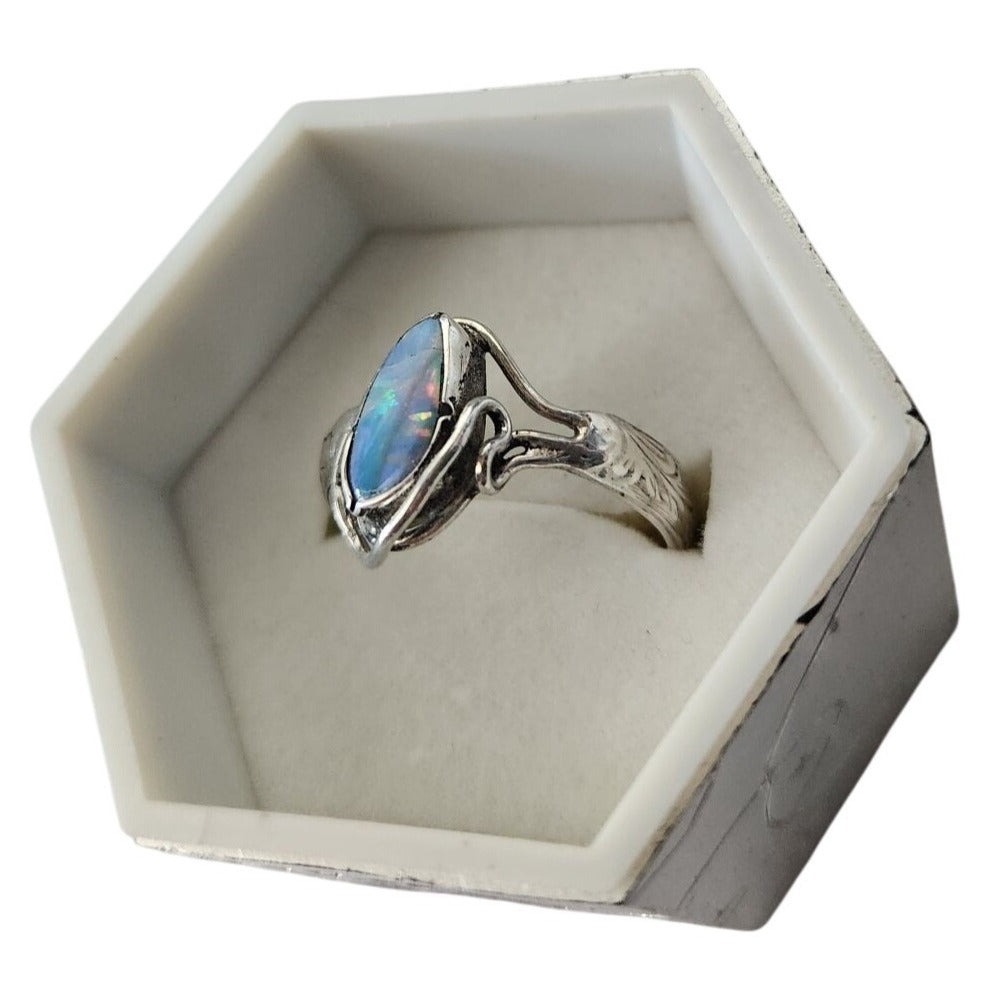 Ring Australian Opal Blue Green Red  Size 61/2  3.1gr 1.5 cm x 1 cm Opal 1 cm x 0.5 cm  Jerry Fran Harr  R00005