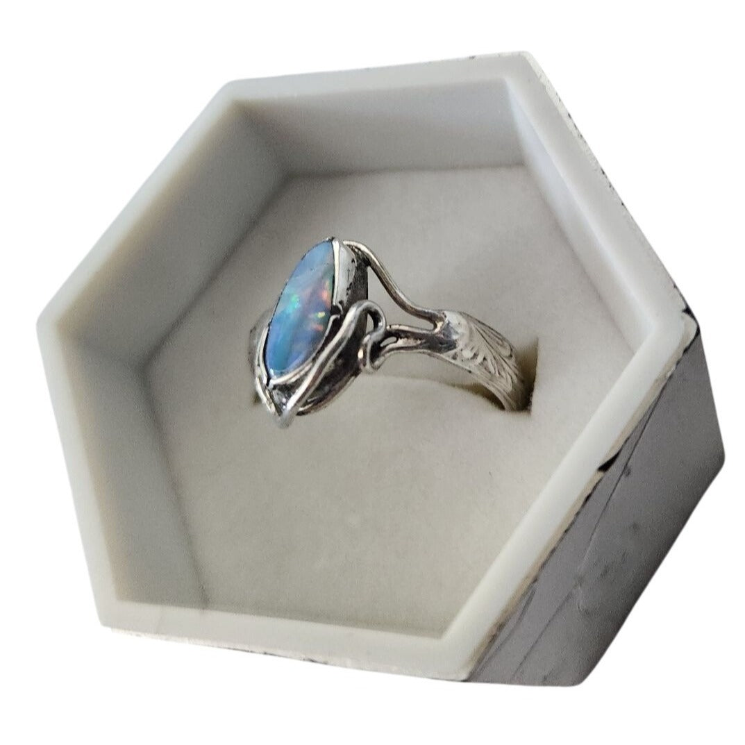 Ring Australian Opal Blue Green Red  Size 61/2  3.1gr 1.5 cm x 1 cm Opal 1 cm x 0.5 cm  Jerry Fran Harr  R00005