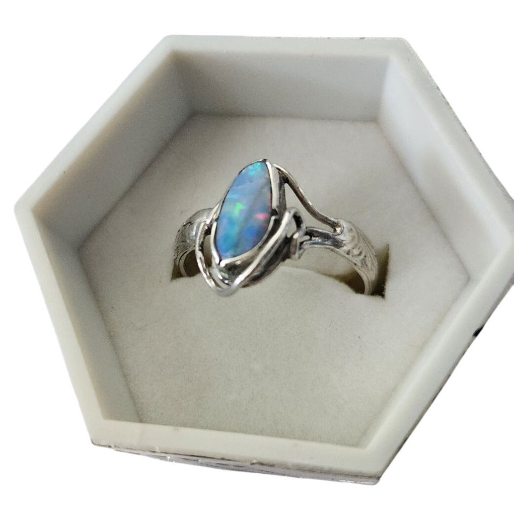 Ring Australian Opal Blue Green Red  Size 61/2  3.1gr 1.5 cm x 1 cm Opal 1 cm x 0.5 cm  Jerry Fran Harr  R00005