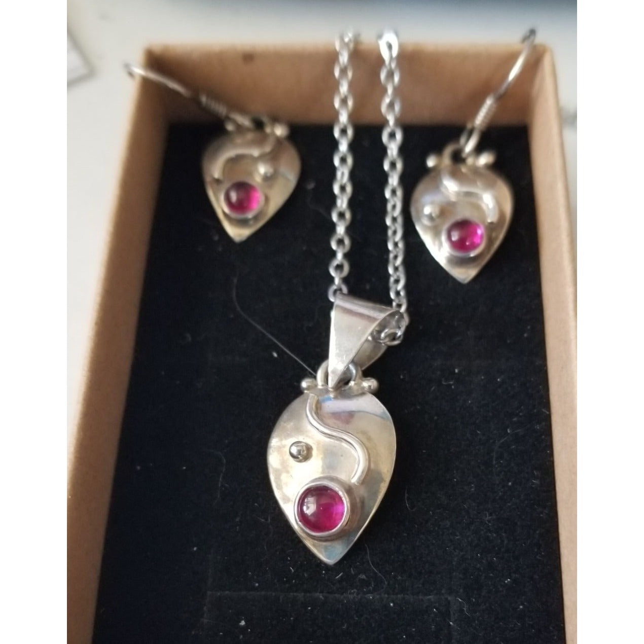 3 Pcs Garnet Earrings Necklace Silver  7.8 gr 39 ct 0.5 x 1 cm 1.5 cm  x 2 cm  18" chain