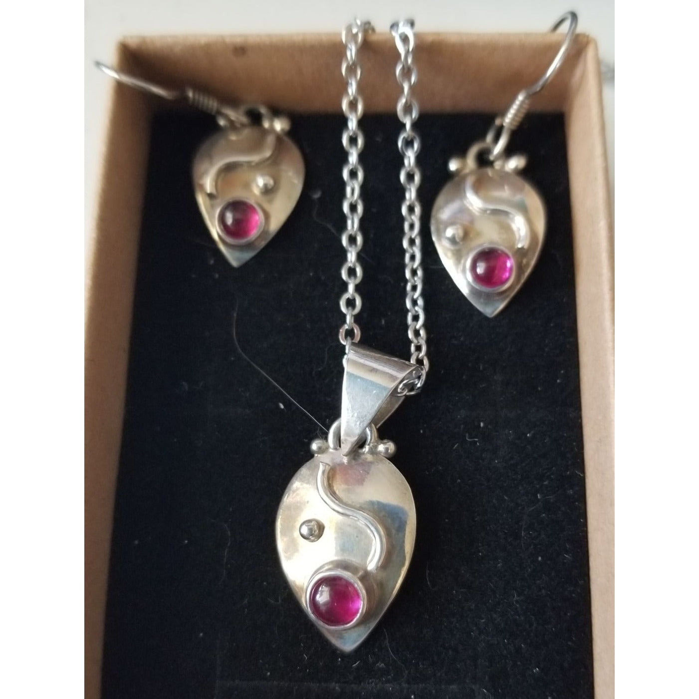 3 Pcs Garnet Earrings Necklace Silver  7.8 gr 39 ct 0.5 x 1 cm 1.5 cm  x 2 cm  18" chain