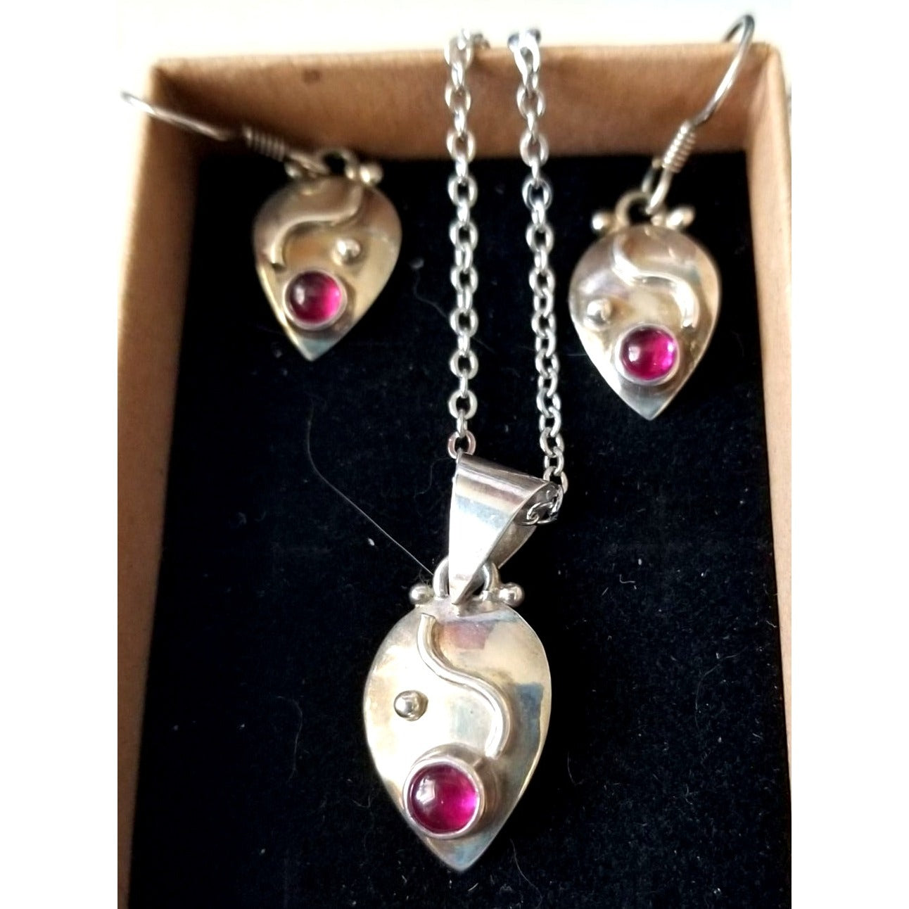 3 Pcs Garnet Earrings Necklace Silver  7.8 gr 39 ct 0.5 x 1 cm 1.5 cm  x 2 cm  18" chain