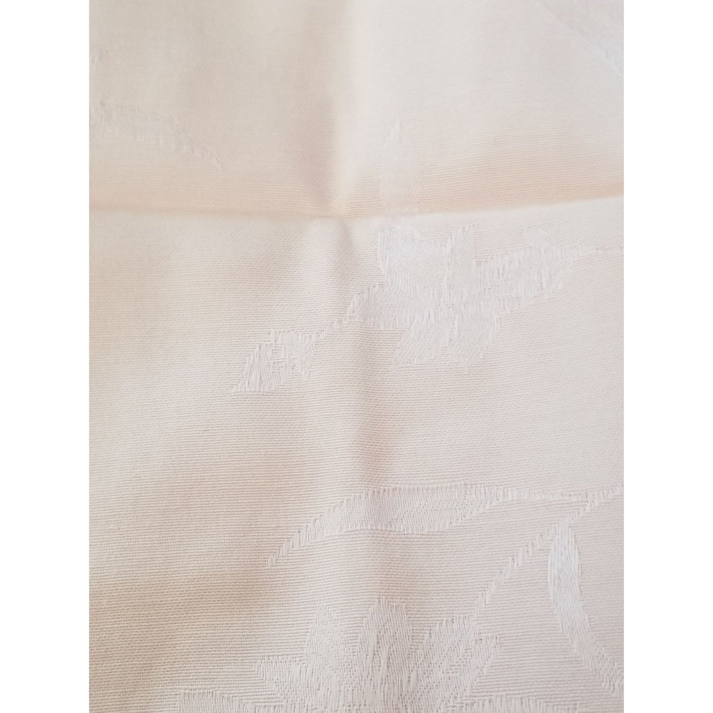 Napkins Cloth Spring Meadow Damask set of 4  Size 17" x 17"  52% Cotton 48 % Polyester