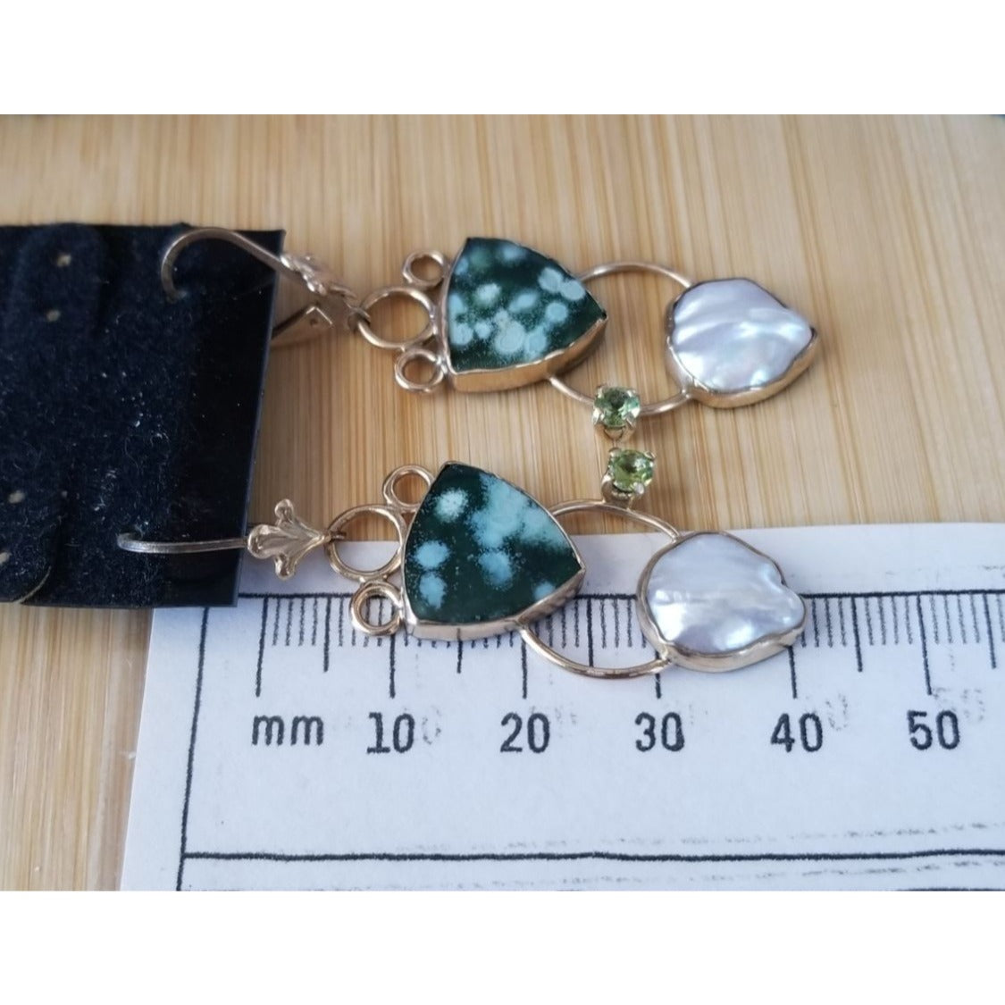Earrings Gold  3 Stones Baroque Pearl Periodot Malakite  8.3  Gr 37 ct  Gold 50 mm  x 18  mm  Stone 1 0 mm x 5 mm