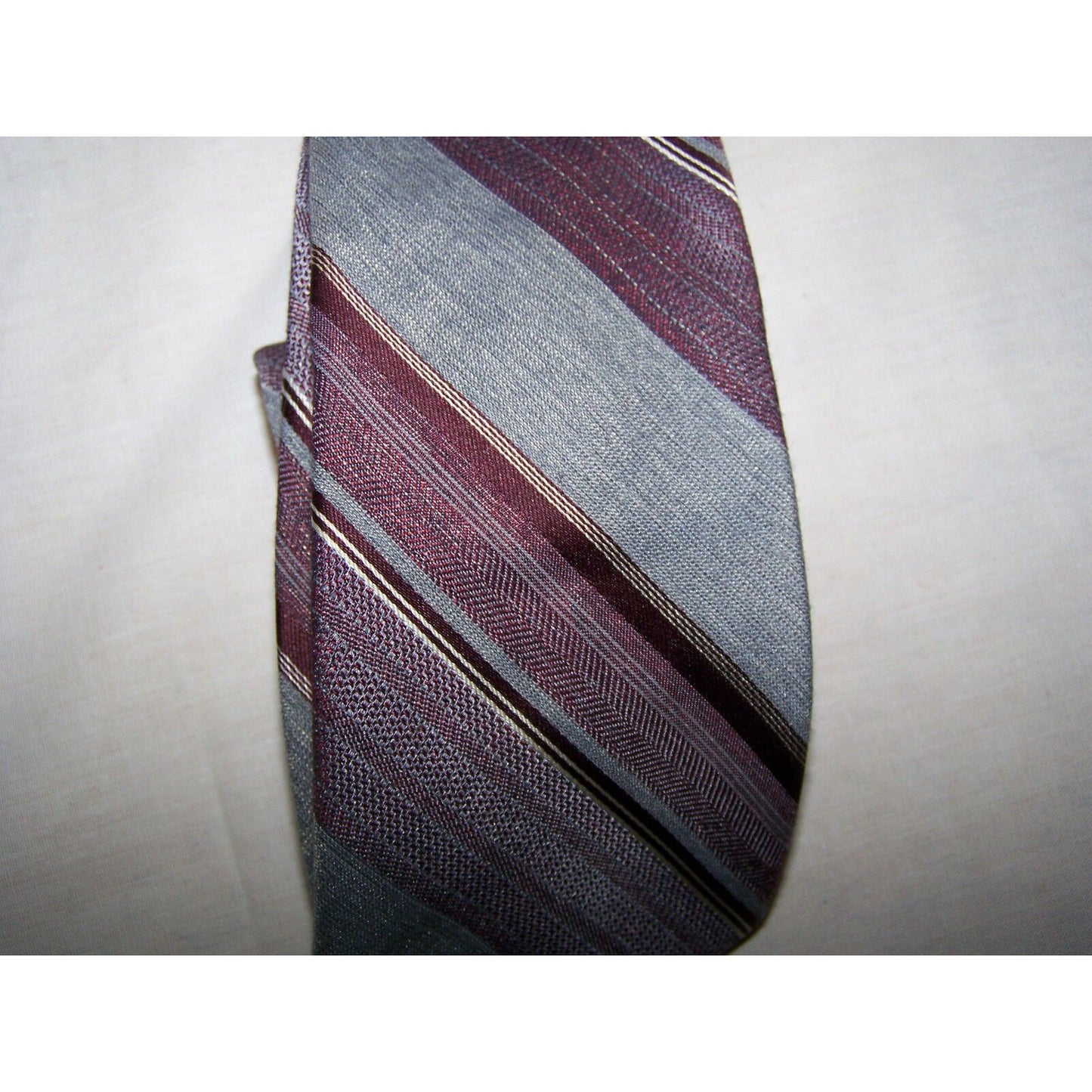 Tie Grey White Red Striped Brittsport by Brittania RN 13388 57  1/2 " L   3 " W