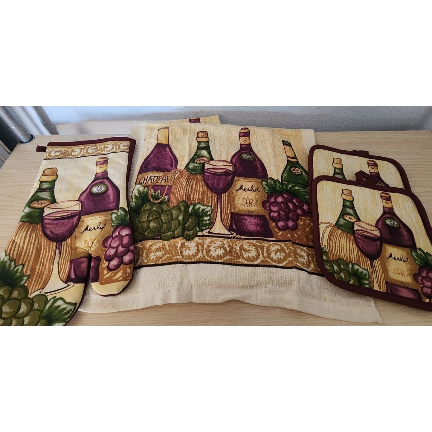 Kitchen Towel 5 Piece Set Merlot 2   2 Towels  2 Pot Holders, 1 Oven Mitt